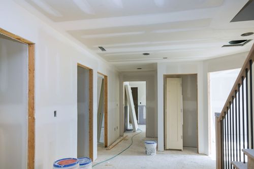 Innenausbau mit Türrahmen