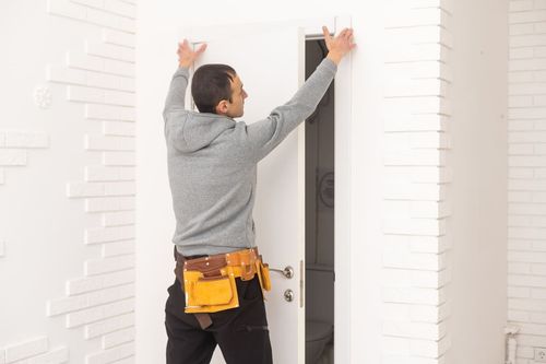 Handwerker setzen eine Innentür ein